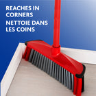 Vileda - Balai 3Action - Rouge-Les poils en angle offrent un nettoyage optimal des coins et balaient plus efficacement le dessous des meubles
