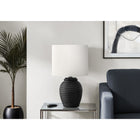 Monarch Specialties - Luminaire - 17 po H Lampe De Table - Résine Noire - Abat-Jour Ivoire / Crème-L'abat-jour en tissu ivoire accrocheur est conçu pour diffuser magnifiquement la lumière, créant une ambiance accueillante qui illumine les chambres à coucher, les salons et les espaces de travail modernes