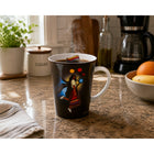 Oscardo - Tasse porcelaine « Une jupe qui raconte une histoire » d'Emily Kewageshig - 295 ml-Emballage boîte cadeau - Boîte spécialement conçue mettant en valeur l’œuvre de l’artiste avec des descriptions culturelles significatives