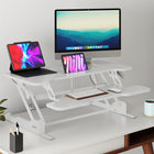 Mount-It! - Convertisseur de bureau debout avec plateau de 38 po, blanc-Le canal intégré pour appareils vous permet de garder votre tablette ou votre smartphone à portée de vue
