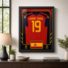 Frameworth - Coupe du Monde FIFA 2026 Officielle Espagne Lamine Yamal Cadre Réplique de Maillot - 25,75 po x 33,75 po-Dimensions finales de 25,75 po x 33,75 po, un présentoir vertical idéal pour le salon, le bureau, la salle des partisans et la salle de sport.