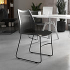 Chaise empilable noire HERCULES à dossier ventilé et à base traîneau enduite de poudre noire avec une capacité de 661 lb-Capacité de poids de 661 lb