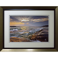 Calm Before The Storm par Andrew Collett - Impression encadree - 39" x 30"-Impression d'art de haute qualité avec passe-partout et encadrement professionnel