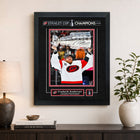 Frameworth - Frederik Andersen 16 po H x 20 po l Cadre signature réplique Carolina Hurricanes Champions de la Coupe Stanley 2026 - Sous licence officielle LNH/AJLNH-Encadre professionnellement au Canada par Frameworth Sports Marketing