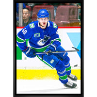 Elias Pettersson Vancouver Canucks Skating sur toile - Toile encadree - 22" x 31"-Impression sur toile de qualité supérieure avec bordures enveloppées