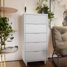 Manhattan Comfort - Granville commode moderne haute et étroite 23,62" - blanc-Comprend 5 tiroirs à extension totale avec tiroir supérieur doté de lignes nervurées verticales texturées en bois massif Le tiroir supérieur offre une option de 6 petits compartiments pour une meilleure organisation