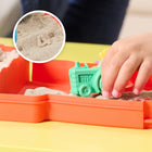 Kinetic Sand - Ensemble de jeu Sandy Farm-Le seul et unique Kinetic Sand : Fabriqué à base de sable naturel, le Kinetic Sand est réutilisable, ne sèche jamais et ses grains collent ensemble pour un nettoyage facile. Parfait pour les jeux créatifs et artistiques avec le sable et pour apprendre aux enfants à créer en s'amusant.