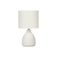 Monarch Specialties - Luminaire - 17 po H Lampe De Table - Crème Céramique - Abat-Jour Ivoire / Crème - Moderne-Cette lampe de table de 17 pouces de haut en céramique crème, avec une base moderne en forme de ruche accentuée par des lignes de rainures texturées et un abat-jour tambour en tissu ivoire, illumine une table d'appoint, un bureau ou une table de nuit