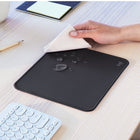 Logitech - Tapis de souris Série Studio avec Design Durable et Imperméable - Graphite-Couplez avec votre Souris Logitech : Couleur fraîche et design moderne font du tapis de souris Logitech le complice de votre souris filaire, sans fil ou Bluetooth, atteignez de nouvelles hauteurs