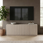 Hudson&Canal - Meuble TV rectangulaire cannelé Marion pour téléviseurs jusqu'à 75 pouces, couleur aulne blanc-Le socle est fabriqué en MDF robuste, avec des portes en MDF et des accents en PVC de couleur blanc aulne