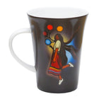 Oscardo - Tasse porcelaine « Une jupe qui raconte une histoire » d'Emily Kewageshig - 295 ml-Tasse en porcelaine à forme élancée - Contient 295 ml / 10 oz, idéale pour le café, le thé et les boissons chaudes