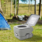 Outsunny - Toilette de voyage portable d’extérieur avec réservoir à chasse d’eau - 10 L-Réservoir à déchets d'une capacité de 2,6 gallons/10L
