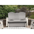 Suncast - Glisseur Adirondack avec console - Gris colombe-Mécanisme de glissement en acier offrant un mouvement de bercement fluide.
