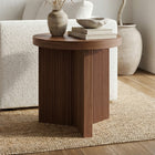 Hudson&Canal - Table d'appoint ronde cannelée Holm de 56 cm de large, finition noyer satiné-Caractéristiques assemblage facile
