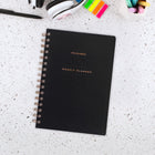 AT-A-GLANCE - Agenda scolaire hebdomadaire/mensuel Signature 2026-2027 - 8 1/2 po H x 5 3/8 po l - noir - bilingue-Les pages spéciales incluent une liste de vacances, un calendrier de référence de 3 ans, un calendrier des événements, des contacts et des pages de notes