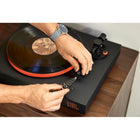 JBL - Spinner BT Platine Bluetooth - Noir/Orange-Votre affirmation personnelle de la chaleur et de la joie que les vinyles apportent à votre vie, une relation plus intime avec vos artistes musicaux préférés