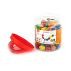 The Original Toy Company - Perles de laçage - Ensemble de 95-Créativité sans fin : avec 90 perles de laçage en bois et 5 cordons vibrants, cet ensemble offre des possibilités infinies d'expression créative. Les enfants peuvent concevoir leurs propres bijoux de jeu uniques, créer des motifs colorés ou même s'entraîner à enfiler des perles pour former des formes et des figures