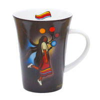 Oscardo - Tasse porcelaine « Une jupe qui raconte une histoire » d'Emily Kewageshig - 295 ml-Design d’art autochtone - Une jupe avec une histoire par Emily Kewageshig, artiste anishinaabe, œuvre des Premières Nations célébrant le patrimoine culturel et les traditions