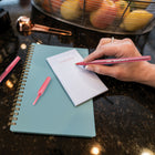 BIC – Stylos à bille économiques RoundStic – 1,0 mm – rouge – paquet de 12  -
Stylos-bille avec attache en plastique qui se fixe facilement aux poches, aux carnets et autres