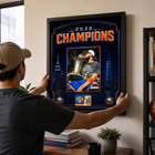 Frameworth - Cadre photoglass de Karl-Anthony Towns des New York Knicks trophée du championnat 2026 - 18 po l x 22 po H - orange-Dimensions finales de 18 po x 22 po : présentoir encadré vertical idéal pour le salon, le bureau, la salle des partisans et la salle de sport