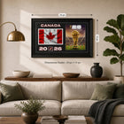 Frameworth - Coupe du Monde FIFA 2026 Officielle Canada Cadre Drapeau et Trophée - 15 po x 24 po-Dimensions finales de 15 po x 24 po, une impression encadrée verticale idéale pour le salon, le bureau, la salle des partisans et la salle de sport.