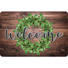 Ashley Productions - The Original Fun Mat - Tapis de Bienvenue - 15 -5" x 23 -5" - Couronne Verte de Bienvenue-Mesure et design : Le tapis de bienvenue en forme de couronne verte mesure 15,5 po x 23,5 po.