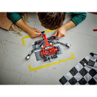 LEGO - Arrêt au stand de F1 avec voiture Ferrari-Les enfants appuient sur un levier du stand d'arrêt modèle F1 pour mettre l'équipe au stand en position