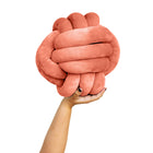 Fiora - Boule à câliner - Corail-Sa texture douce vous donnera envie d'y glisser vos mains, de le câliner et de le serrer contre vous