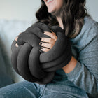 Fiora - Boule à câliner - Granit-L'insertion des mains dans les mailles de la balle exerce une pression profonde sur le système sensoriel pour augmenter la sensation de confort