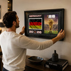 Frameworth - Coupe du Monde FIFA 2026 Officielle Allemagne Cadre Drapeau et Trophée - 15 po x 24 po-Dimensions finales de 15 po x 24 po, une impression encadrée verticale idéale pour le salon, le bureau, la salle des partisans et la salle de sport.