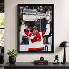 Frameworth - Taylor Hall Toile encadrée 20 po H x 29 po l Carolina Hurricanes Champions de la Coupe Stanley 2026 - Sous licence officielle LNH/AJLNH-Encadre professionnellement au Canada par Frameworth Sports Marketing