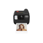 Polaroid - Appareil photo instantané Go 3e génération - noir-Flash plus puissant et photos de meilleure qualité en toutes circonstances. Grâce à une lentille repensée et plus profondément intégrée à l'appareil, vous obtenez moins de reflets, un meilleur contraste et des images plus nettes, même en plein soleil