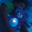 Star Belly - Veilleuse projecteur Dream Lites pour enfants, chiot bleu câlin-Compagnon de voyage idéal : nos peluches pour garçons et filles sont légères et portables, idéales pour les voyages et les soirées pyjama. Leurs étoiles lumineuses familières brilleront où qu'elles soient ! Veilleuse pour enfants à piles avec arrêt automatique.