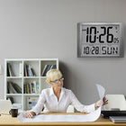 Marathon - Horloge atomique numérique murale Super-Jumbo avec chiffres de 7 po, gris graphite-MULTIPLES MODES D'AFFICHAGE : formats d'affichage de 12 ou 24 heures