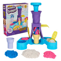 Kinetic Sand - Soft Serve Station-Faites des glaces à l'italienne : Les enfants peuvent former des boules et des tourbillons de glace et décorer leurs propres créations inspirées des glaces à l'italienne avec 3 couleurs de sable Kinetic Sand, 2 cornets de crème glacée, une cuillère avec des moules à friandises et un outil pour les garnitures.