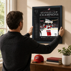 Frameworth - Cadre photoglass de Nikolaj Ehlers 16x20 des Carolina Hurricanes champions Coupe Stanley 2026 - 18 po l x 22 po H-Dimensions finales de 18 po x 22 po : présentoir encadré vertical idéal pour le salon, le bureau, la salle des partisans et la salle de sport