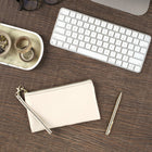 Mead - West Village Pochette bracelet, Crème-Format compact et portable : idéal pour crayons, stylos, cosmétiques, cartes, accessoires pour cheveux ou petits essentiels