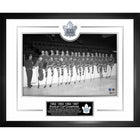 Frameworth - Maple Leafs de Toronto annees 1960 100e anniversaire noir et blanc - impression encadree - 18,8 po l x 22,8 po H-Sous licence officielle de la LNH presentant la dynastie des Maple Leafs de Toronto des annees 1960 - 4 Coupes Stanley en 6 ans dont l'emblematique championnat de 1967 remporte lors de l'annee du centenaire du Canada