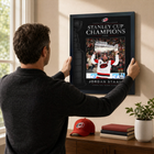 Frameworth - Cadre photoglass de Jordan Staal 16x20 des Carolina Hurricanes champions Coupe Stanley 2026 - 18 po l x 22 po H-Dimensions finales de 18 po x 22 po : présentoir encadré vertical idéal pour le salon, le bureau, la salle des partisans et la salle de sport
