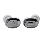 JBL - Live Buds 3 Écouteurs intra sans fil avec réduction de bruit - Argent-Profitez de 10 heures d’autonomie et de 30 heures supplémentaires dans l’étui de recharge.* Vous avez besoin de recharger vos écouteurs encore plus rapidement ? Branchez-les 10 minutes avec un câble de charge USB-C pour obtenir quatre heures d’autonomie supplémentaires. Vous pouvez également les recharger sans fil. (*avec RBA désactivée)