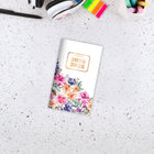AT-A-GLANCE - Agenda scolaire mensuel de poche 2 ans BADGE floral 2026-2028 - 6 3/16 po H x 3 5/8 po l - multicolore - bilingue-Un mois par double page avec des blocs quotidiens non lignés, une section de notes et des calendriers des mois passés/futurs
