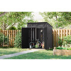 Suncast - Remise de rangement Modernist 6 pi x 5 pi - Poivre noir/Noir-Dispose d’une structure complète en acier pour une résistance maximale sous de fortes charges de neige.