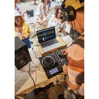 Hercules - Contrôleur DJControl Inpulse 500-Connecte ton micro : connecte ton micro à l’entrée équilibrée, et utilise le bouton high eq et le bouton low eq pour ajuster ta voix afin que tu sois clairement entendu où que tu joues