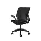 Humanscale - Fauteuil fonctionnel intelligent Diffrient World -Incroyablement légèr, le siège Diffrient World remplace le siège à coussin standard, à résille non-extensible et à faible abrasion. Pour optimiser le confort, Diffrient a supprimé le rebord avant du siège ce qui a permis de résoudre l’éternel problème des rebords durs qui exercent une pression sur les genoux et une pression de contact derrière les cuisses, en offrant ainsi un confort de longue durée et un support constant à chaque utilisateur.