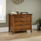 Sauder 422034 La Collection Carson Forge Classeur latéral - Finition Washington Cherry-Le mécanisme de sécurité à verrouillage permet de n'ouvrir qu'un seul tiroir à la fois.