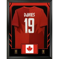 Frameworth - Coupe du Monde FIFA 2026 Officielle Canada Alphonso Davies Cadre Réplique de Maillot - 25,75 po x 33,75 po-Présentoir encadré de réplique de maillot sous licence officielle de la Coupe du Monde FIFA 2026 mettant en vedette Alphonso Davies.
