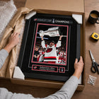 Frameworth - Sebastian Aho 16 po H x 20 po l Cadre signature réplique Carolina Hurricanes Champions de la Coupe Stanley 2026 - Sous licence officielle LNH/AJLNH-Fabrique au Canada par Frameworth depuis 1992