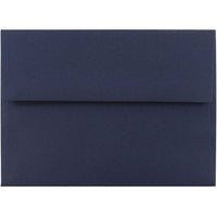 JAM Paper - Enveloppes d'invitation A6 - 4,75 x 6,5 - bleu marine - Paquet de 50-Nos enveloppes sont fabriquées à partir de papier de 28 lb et comportent une fermeture en gomme à rabat droit avec une finition lisse
