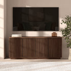 Hudson&Canal - Meuble TV rectangulaire cannelé Hanson pour téléviseurs jusqu'à 65 po - Noyer satiné-Fabriqué en MDF et PVC robustes avec une finition noyer satinée réalisée à la main