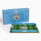 Binho - Jeu De Société Édition Classique MANCHESTER CITY -Emportez l’Etihad partout : Design compact et portable pour jouer à la maison ou en déplacement.